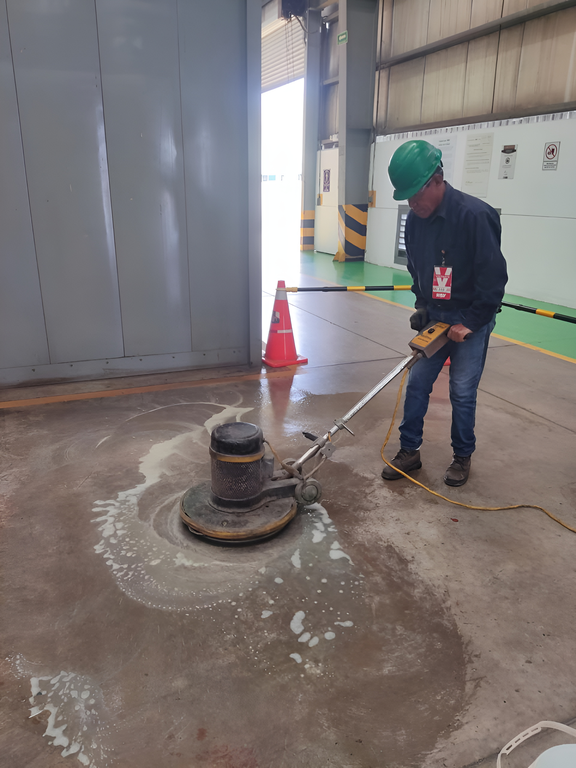 Pulido de piso en nave industrial