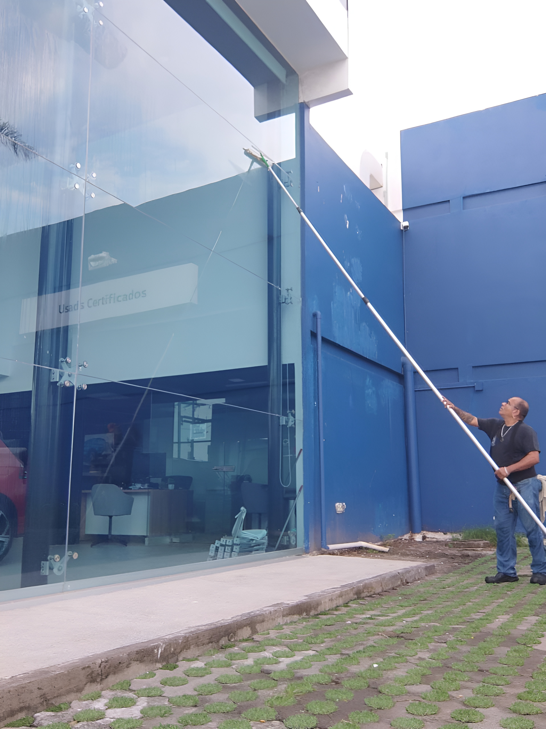Limpieza exterior de agencia automotriz