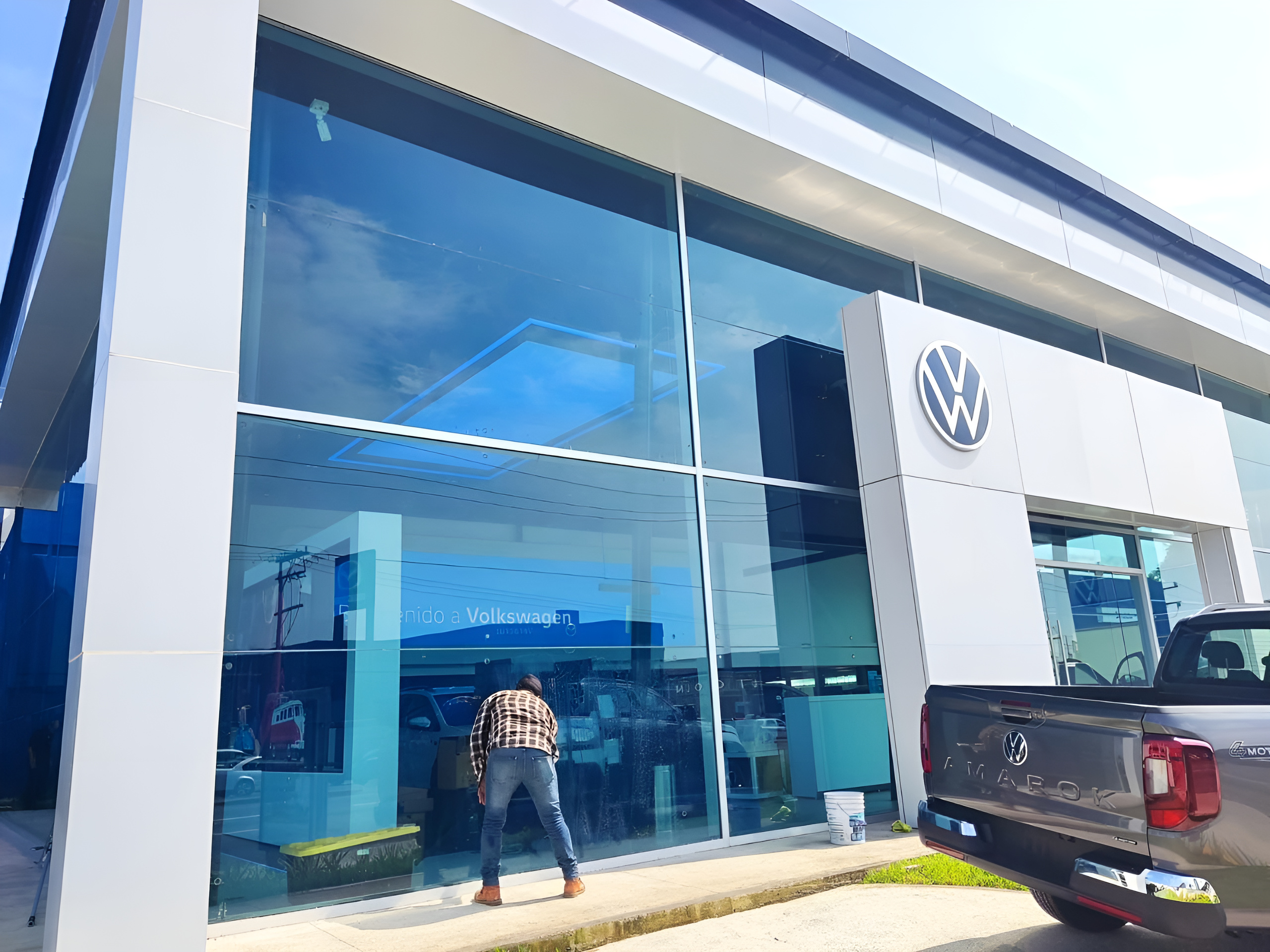 Limpieza de fachada de cristal — agencia Volkswagen