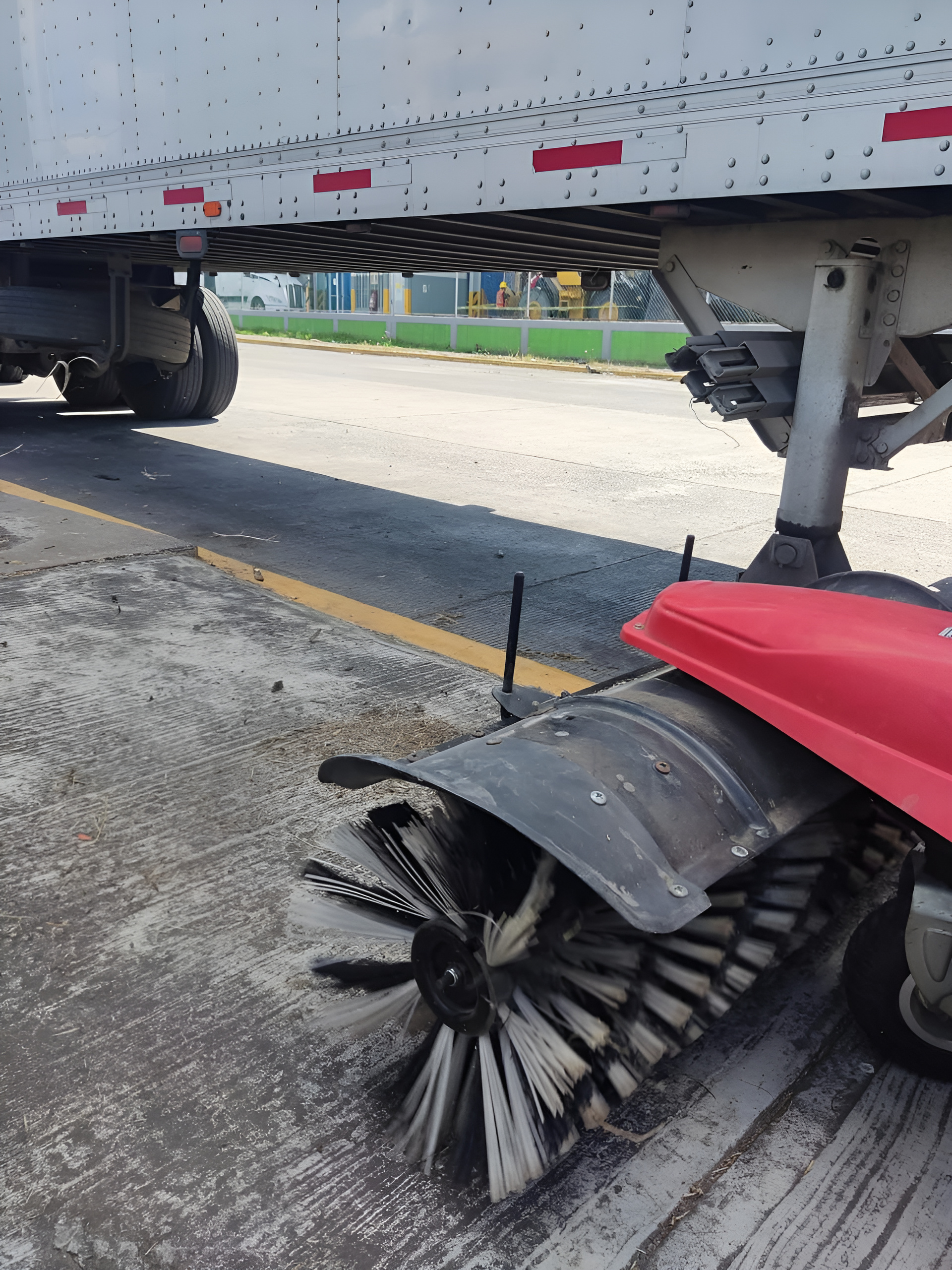 Lavado de tractocamión en patio