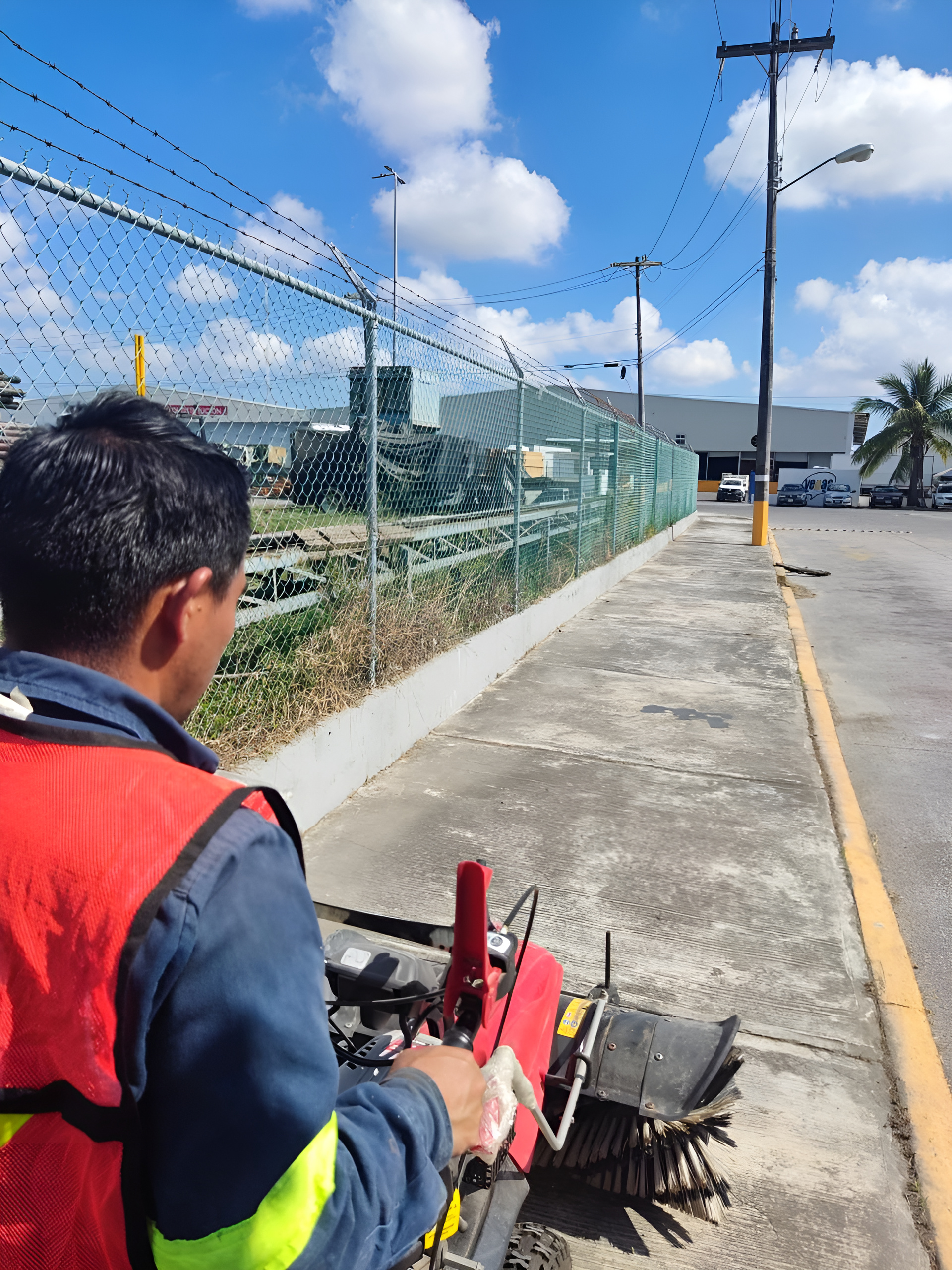 Barrido en banqueta exterior